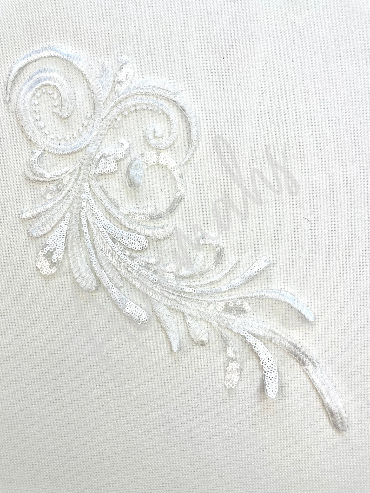 LA - 069: White swirl applique - Aleemahs