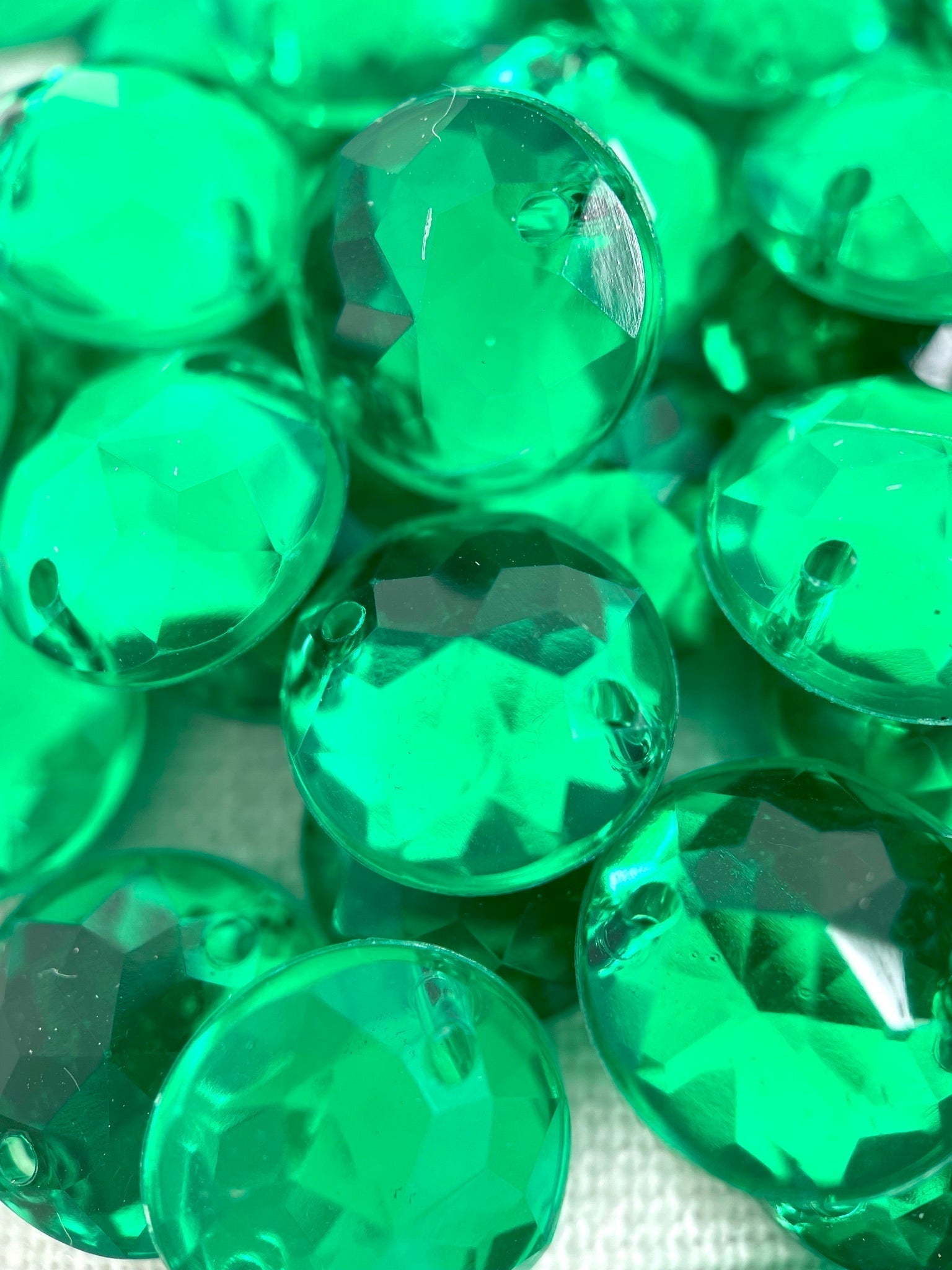 Emerald Round 20mm Acrylic Jewel
