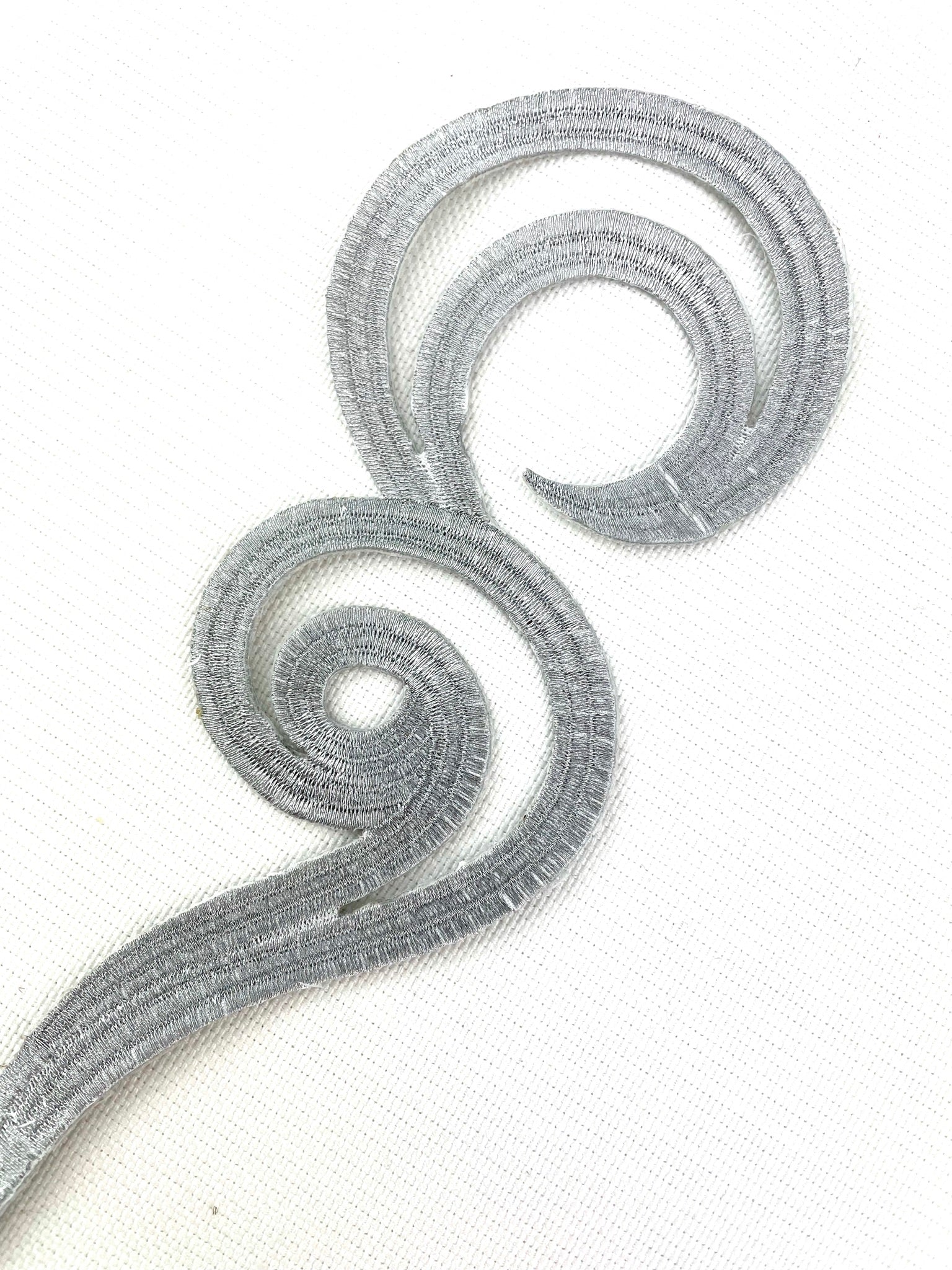 EMB - 038: Large swirl pair, silver. - Aleemahs