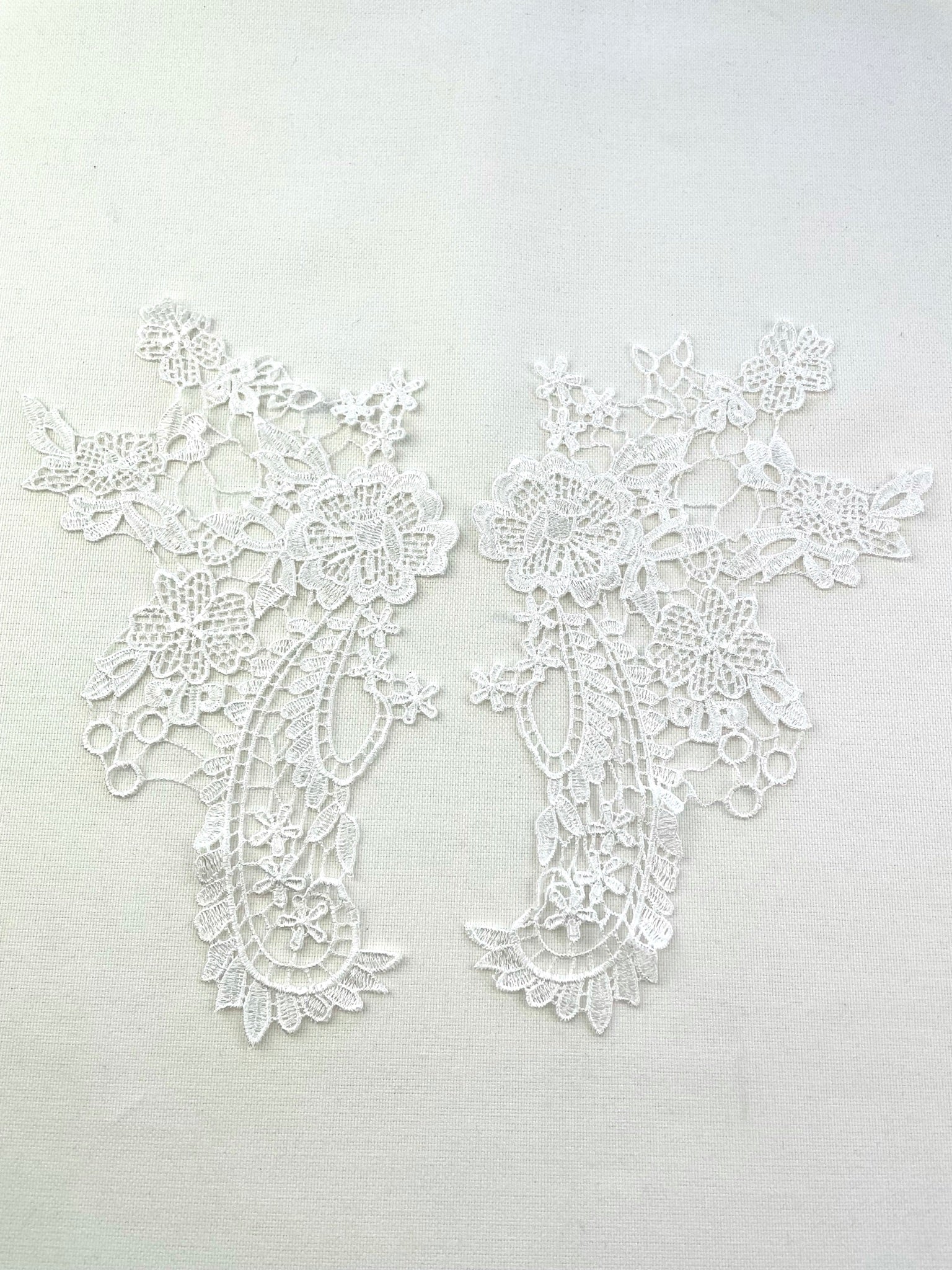 LA - 007 - White lace Pair - Aleemahs