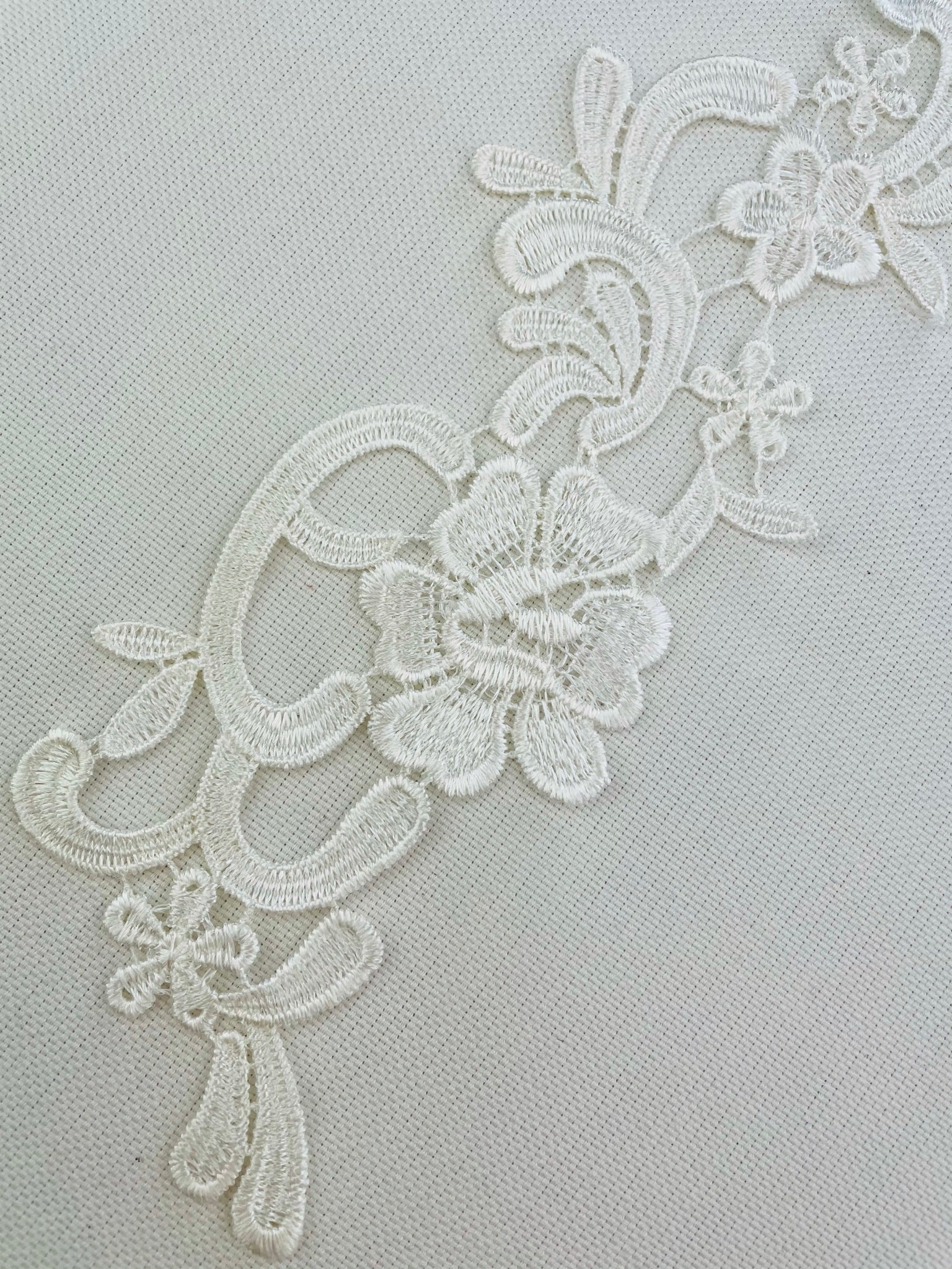 LA - 013 - Ivory lace Pair - Aleemahs