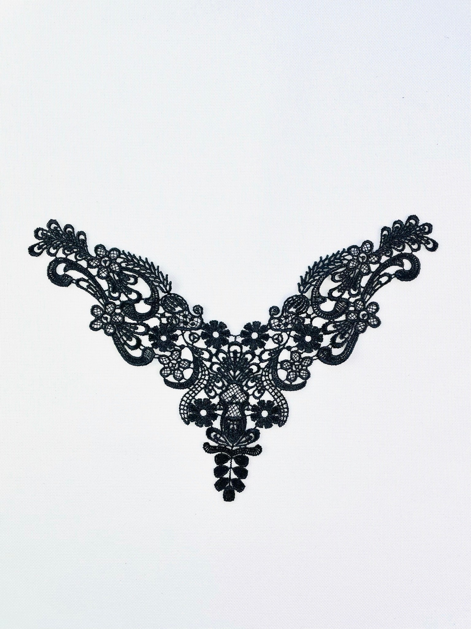 LA - 018: Black neckline - Aleemahs