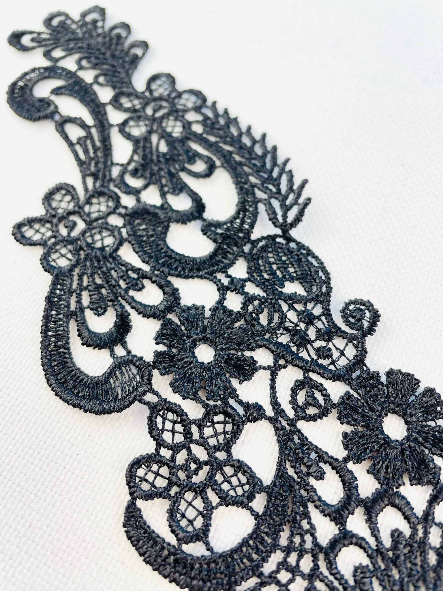 LA - 018: Black neckline - Aleemahs