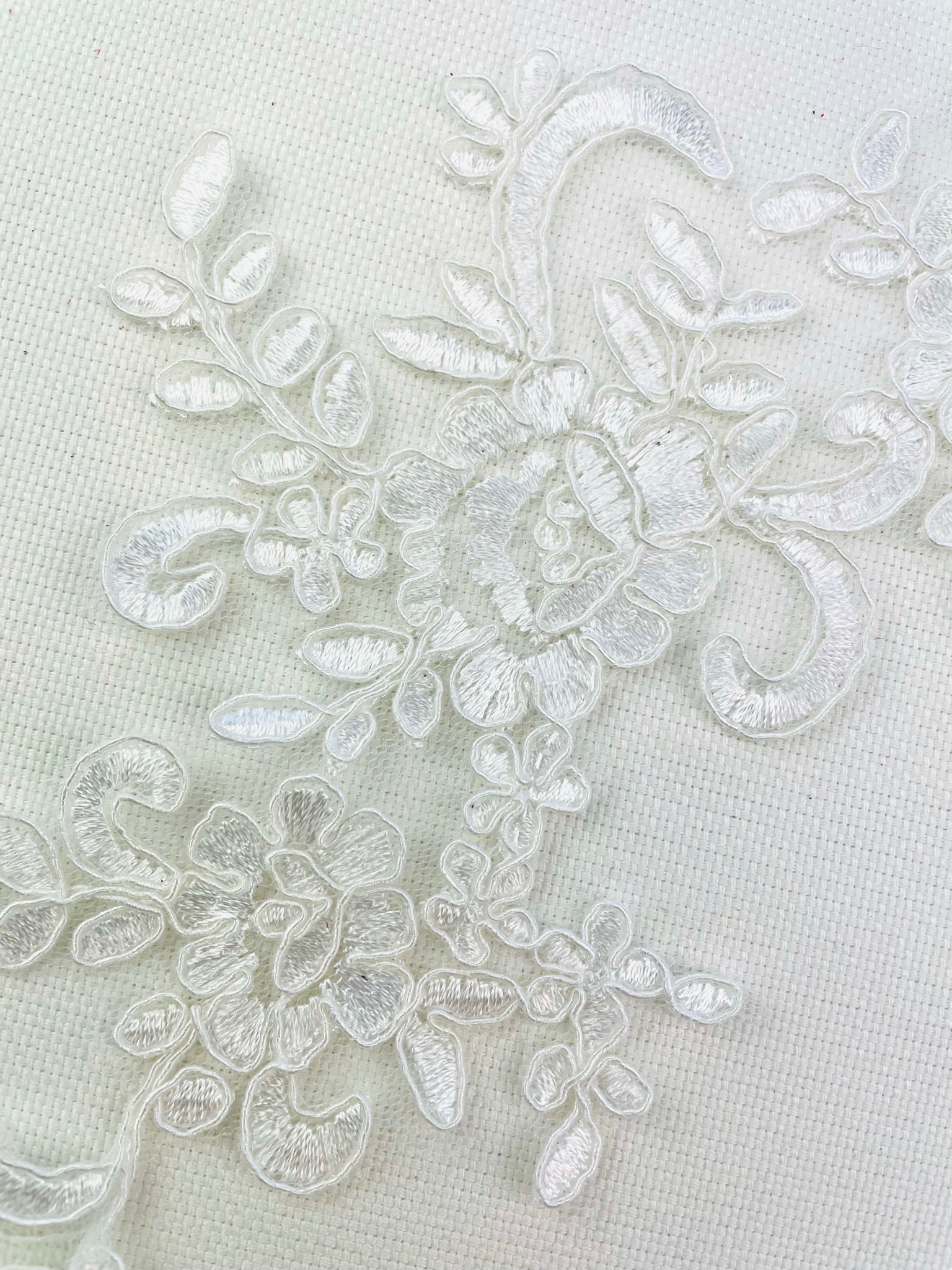 LA - 040: Off White lace pair - Aleemahs