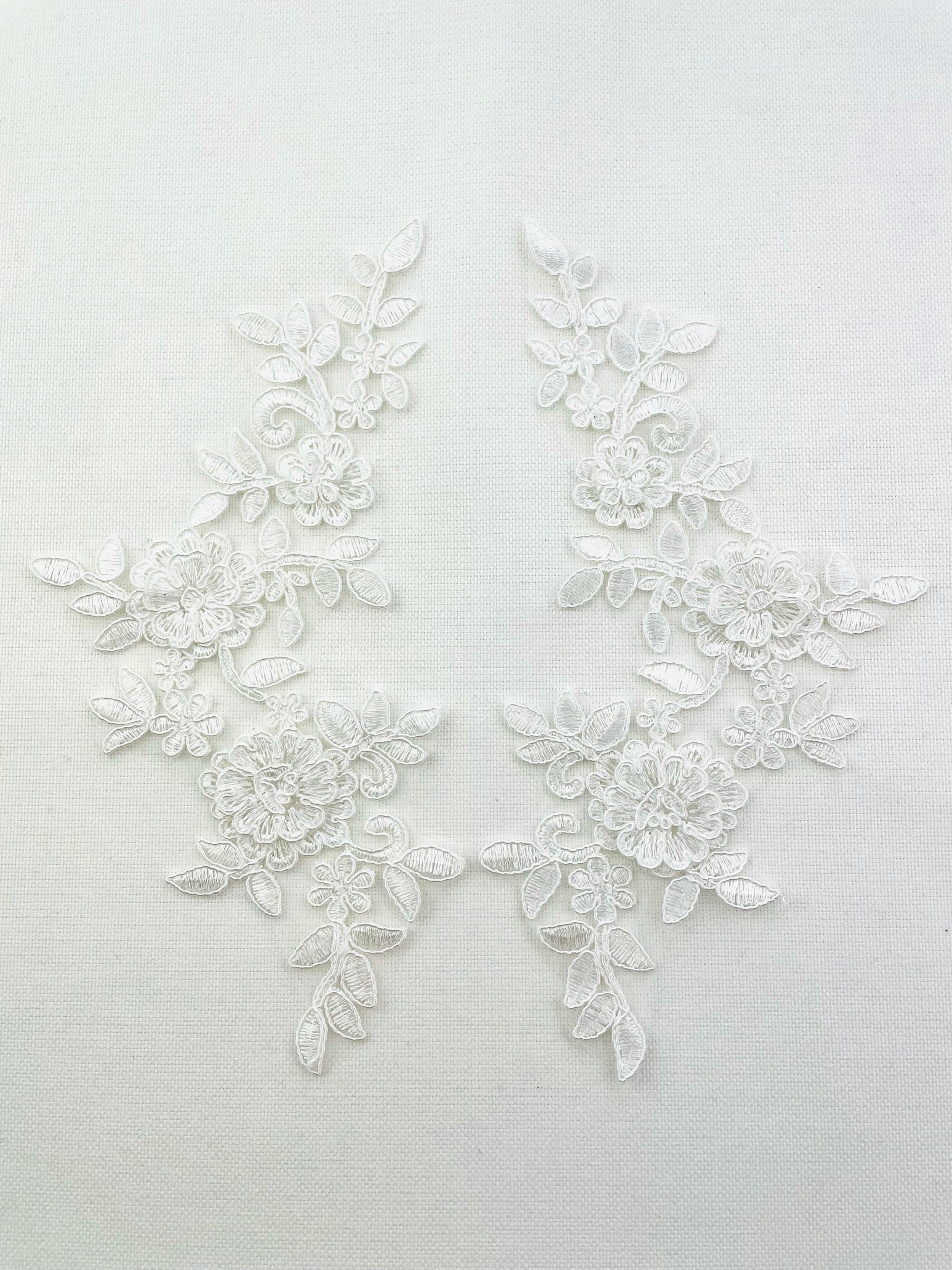 LA - 045: Off White Lace Applique Pair - Aleemahs