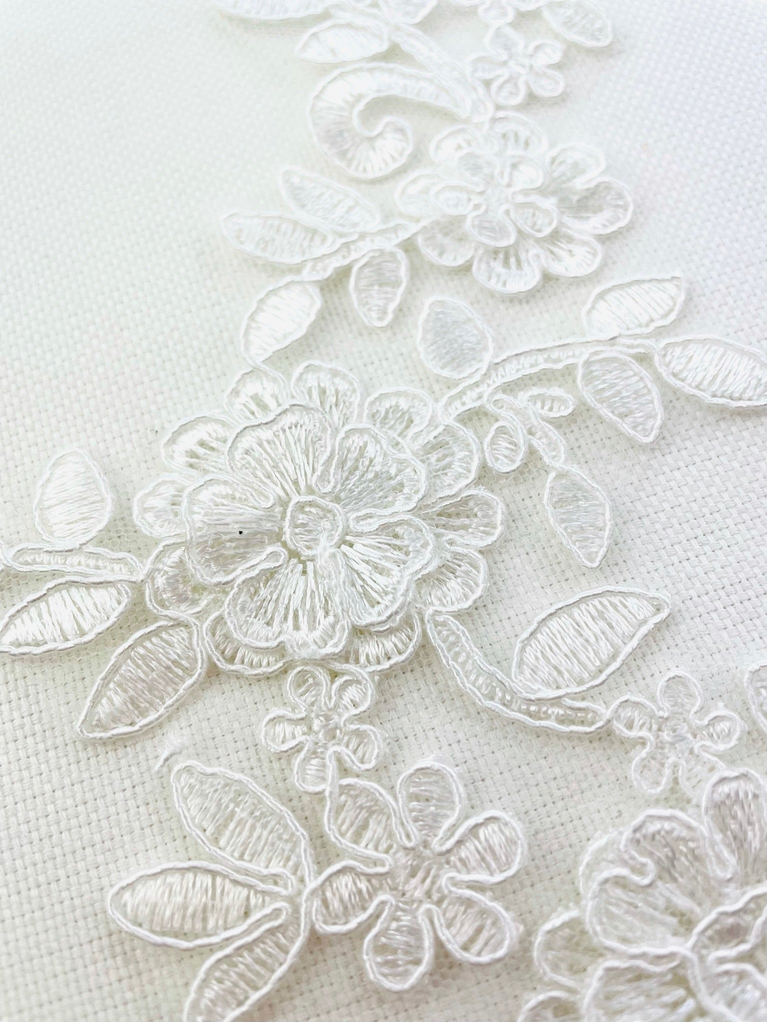 LA - 045: Off White Lace Applique Pair - Aleemahs