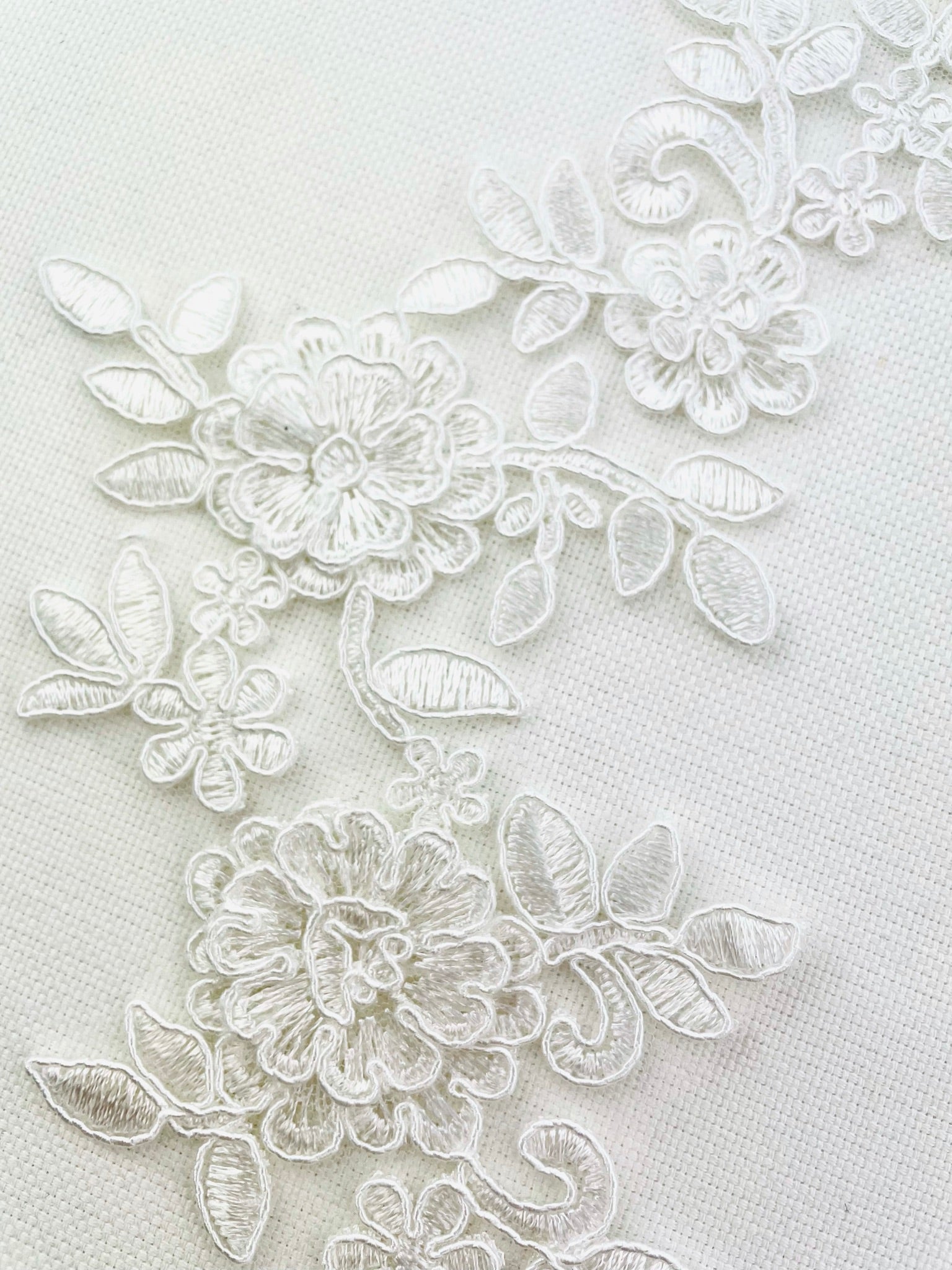 LA - 045: Off White Lace Applique Pair - Aleemahs