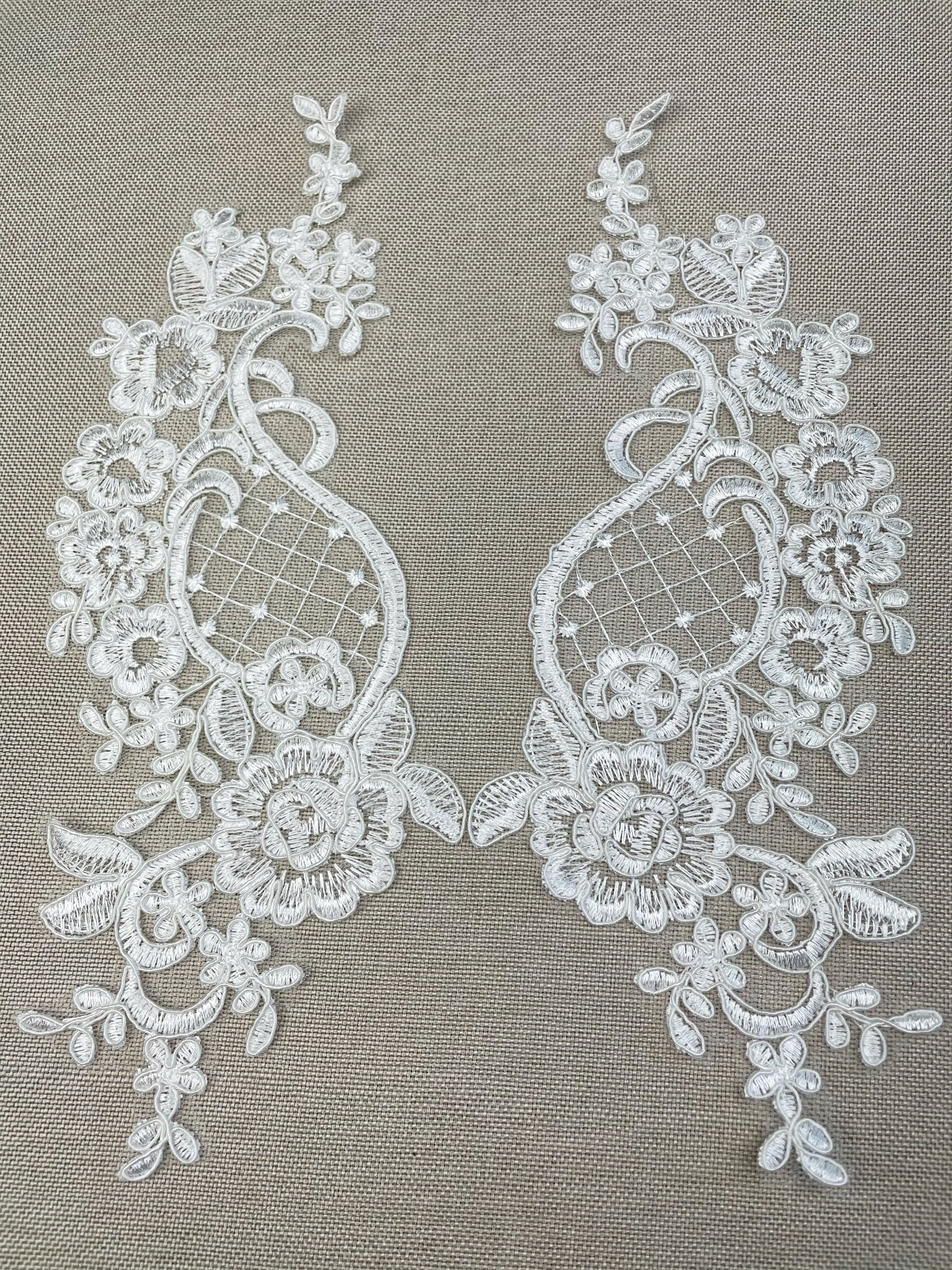 LA - 051: Off white lace pair - Aleemahs