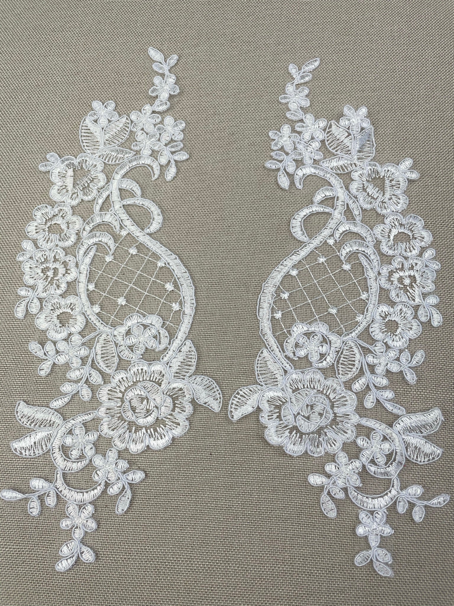 LA - 051: White lace pair - Aleemahs