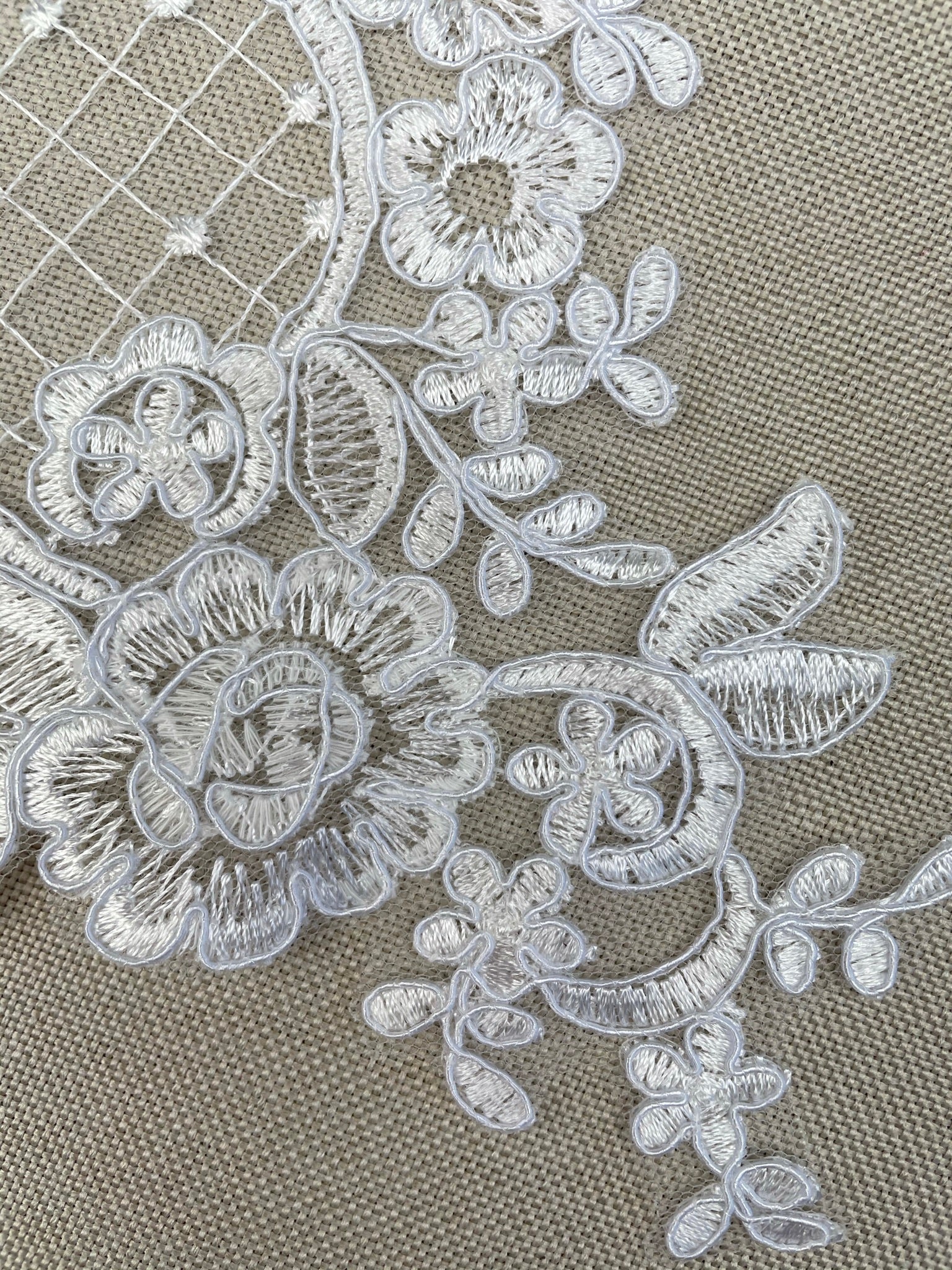 LA - 051: White lace pair - Aleemahs