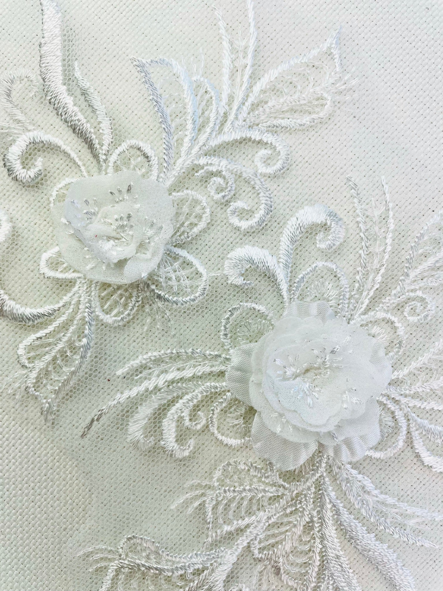 LA - 060: White floral pair - Aleemahs
