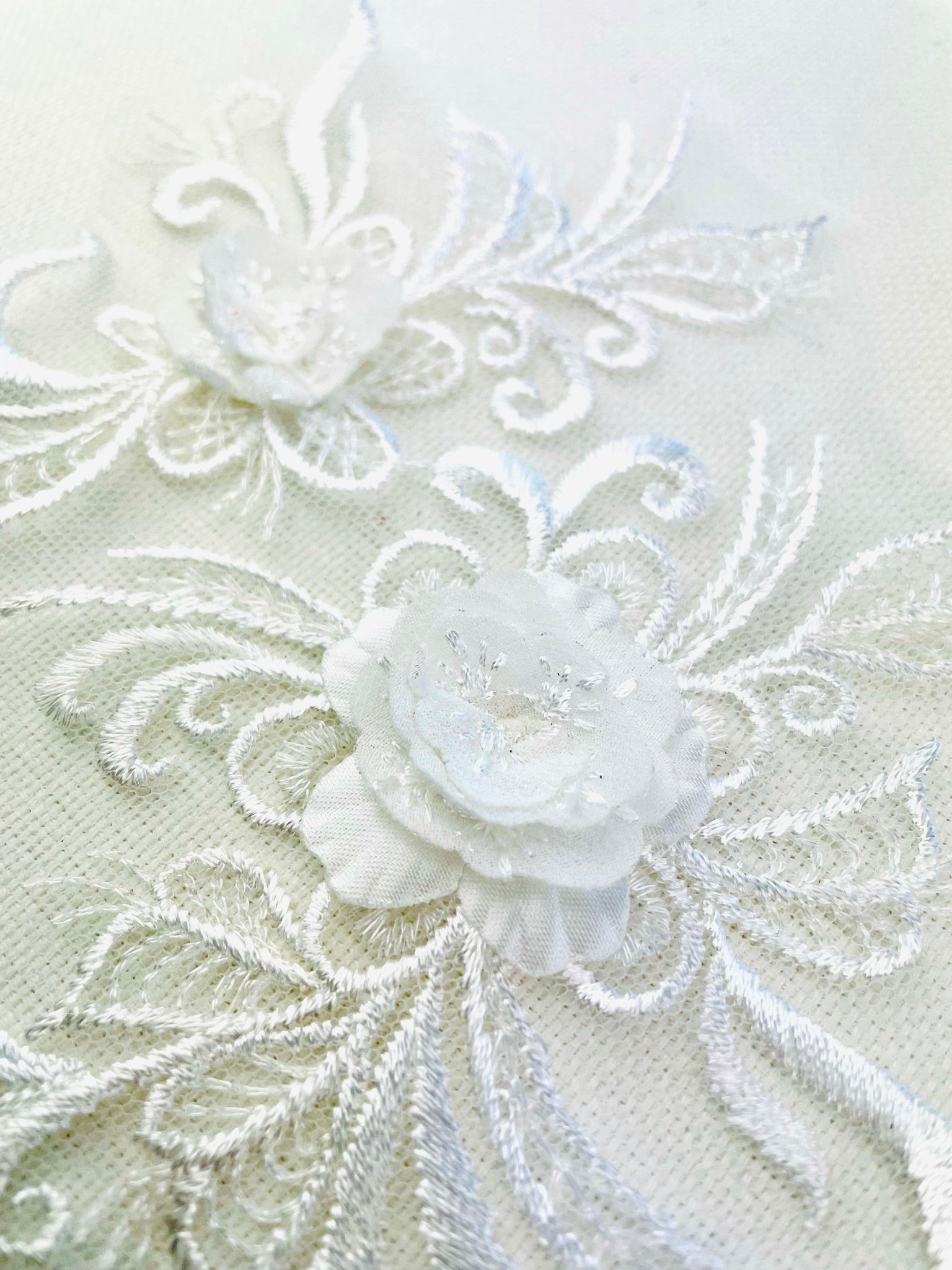 LA - 060: White floral pair - Aleemahs