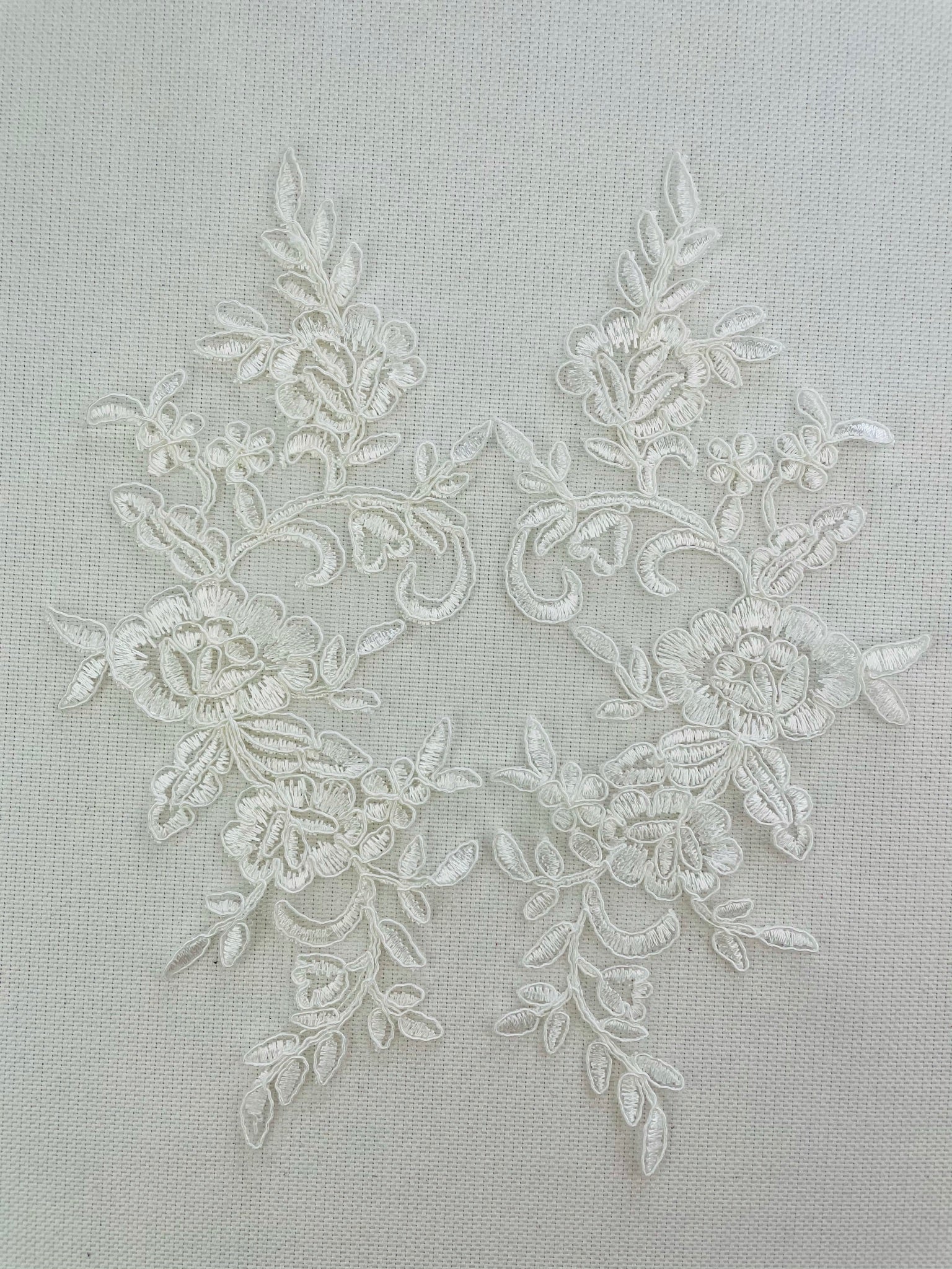 LA - 2107 - Off White lace Pair - Aleemahs