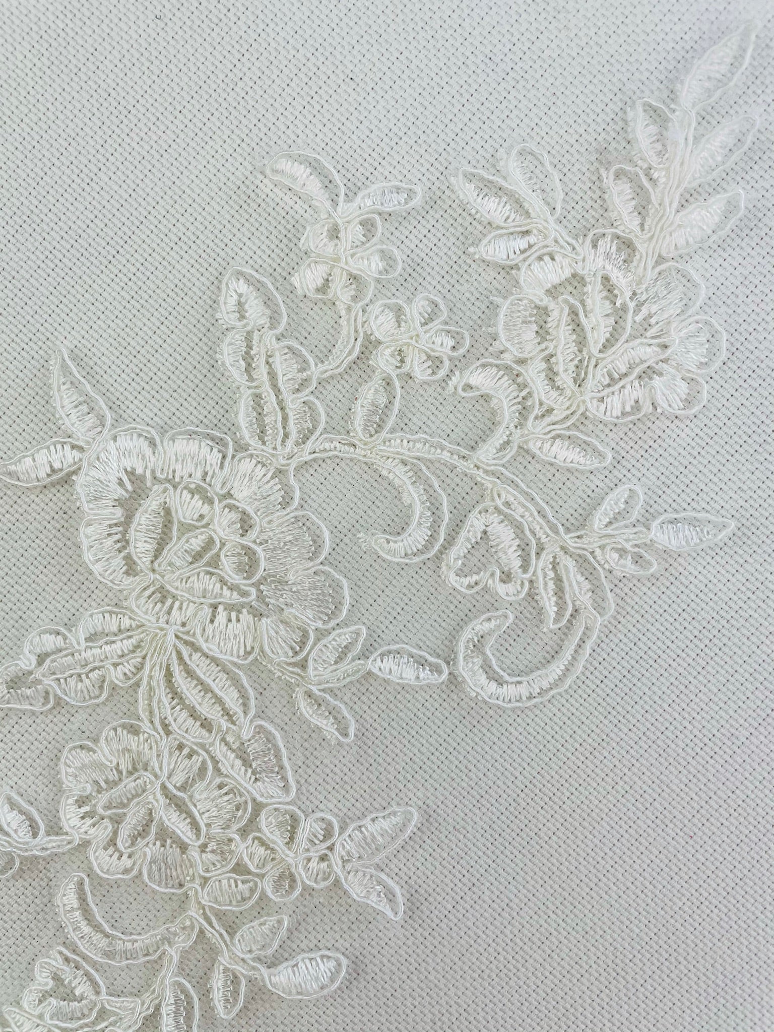 LA - 2107 - Off White lace Pair - Aleemahs