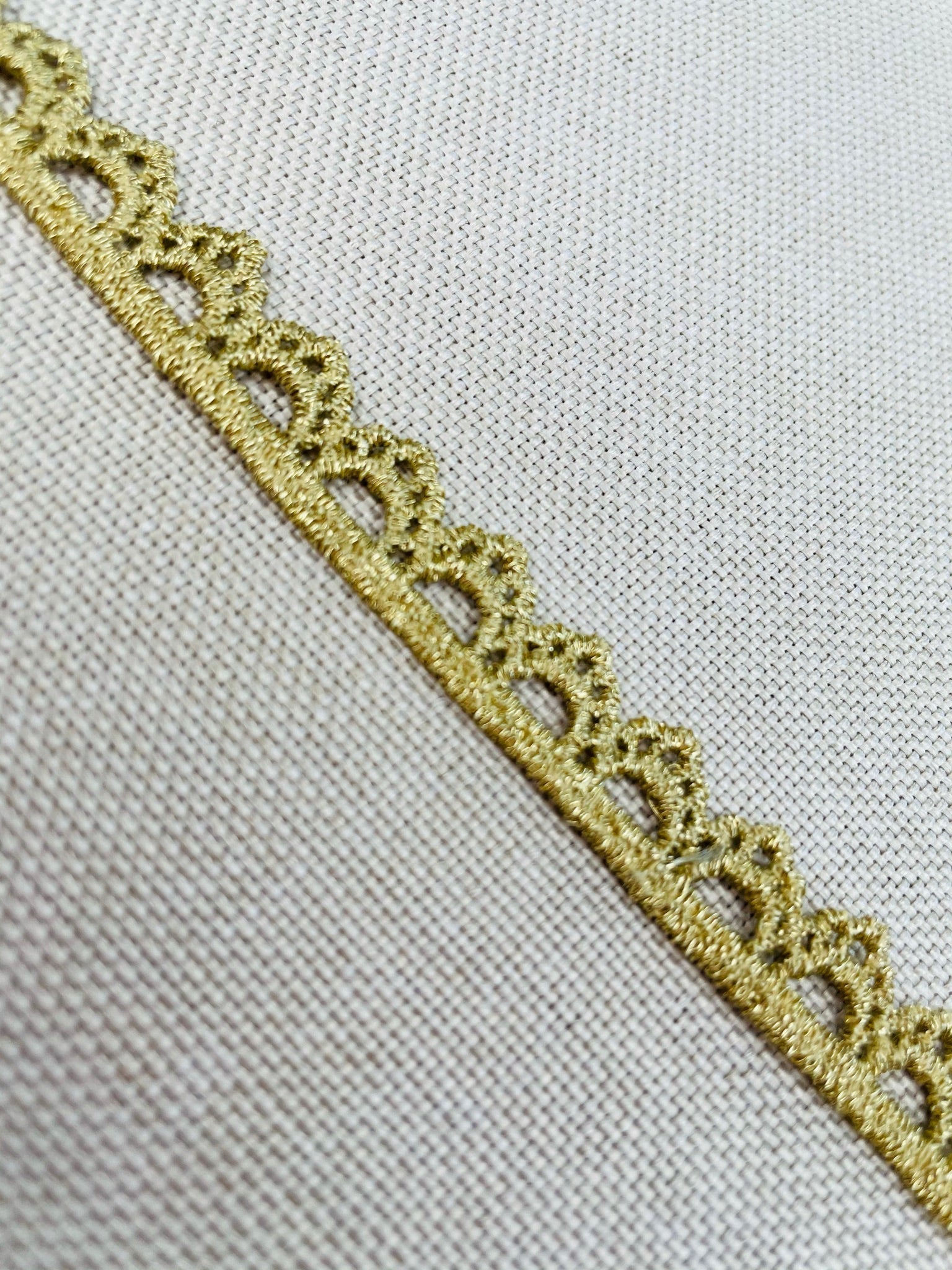 LT - 032: Small metallic gold trim - Aleemahs
