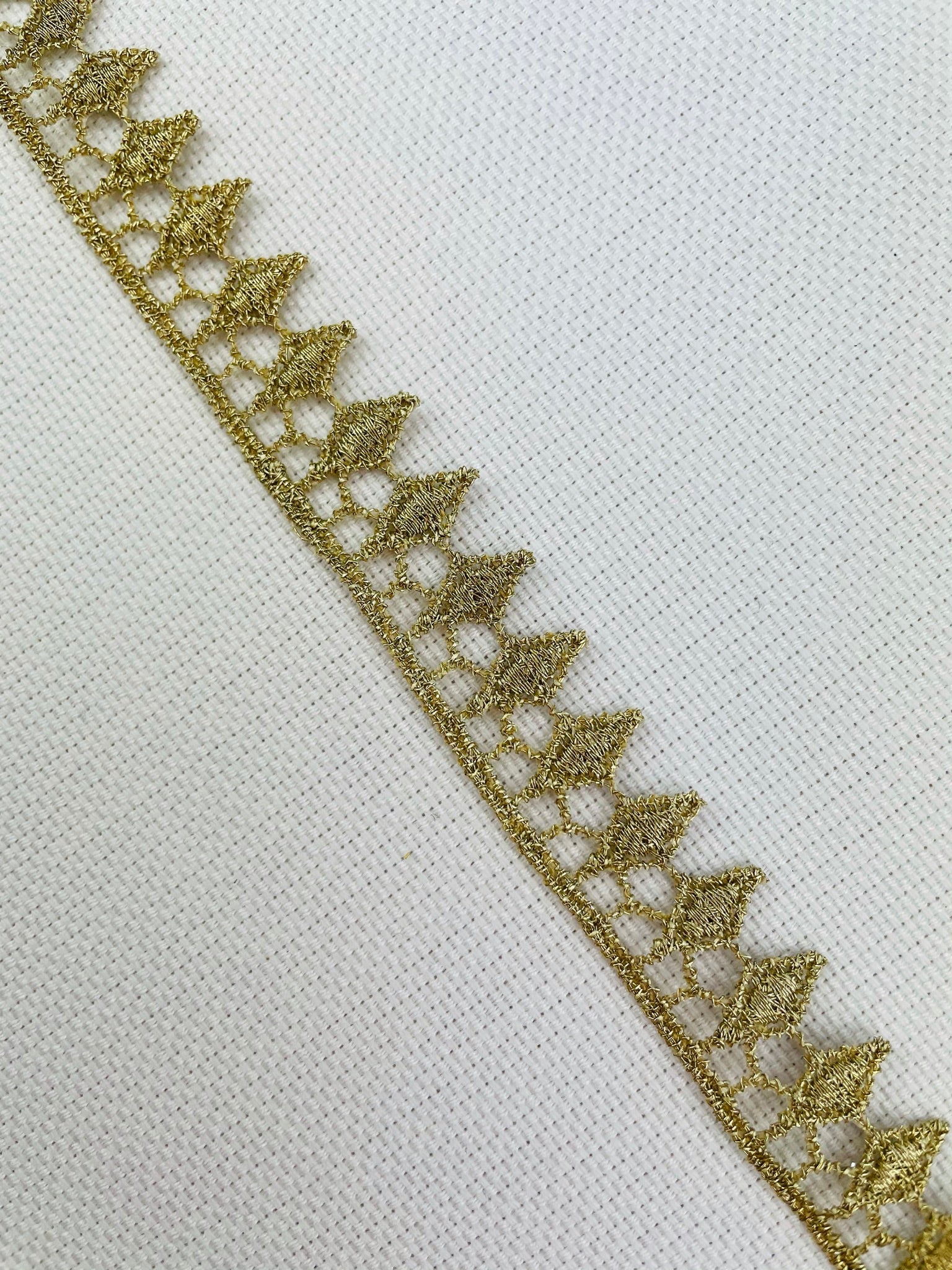 LT - 038: Small metallic gold trim - Aleemahs