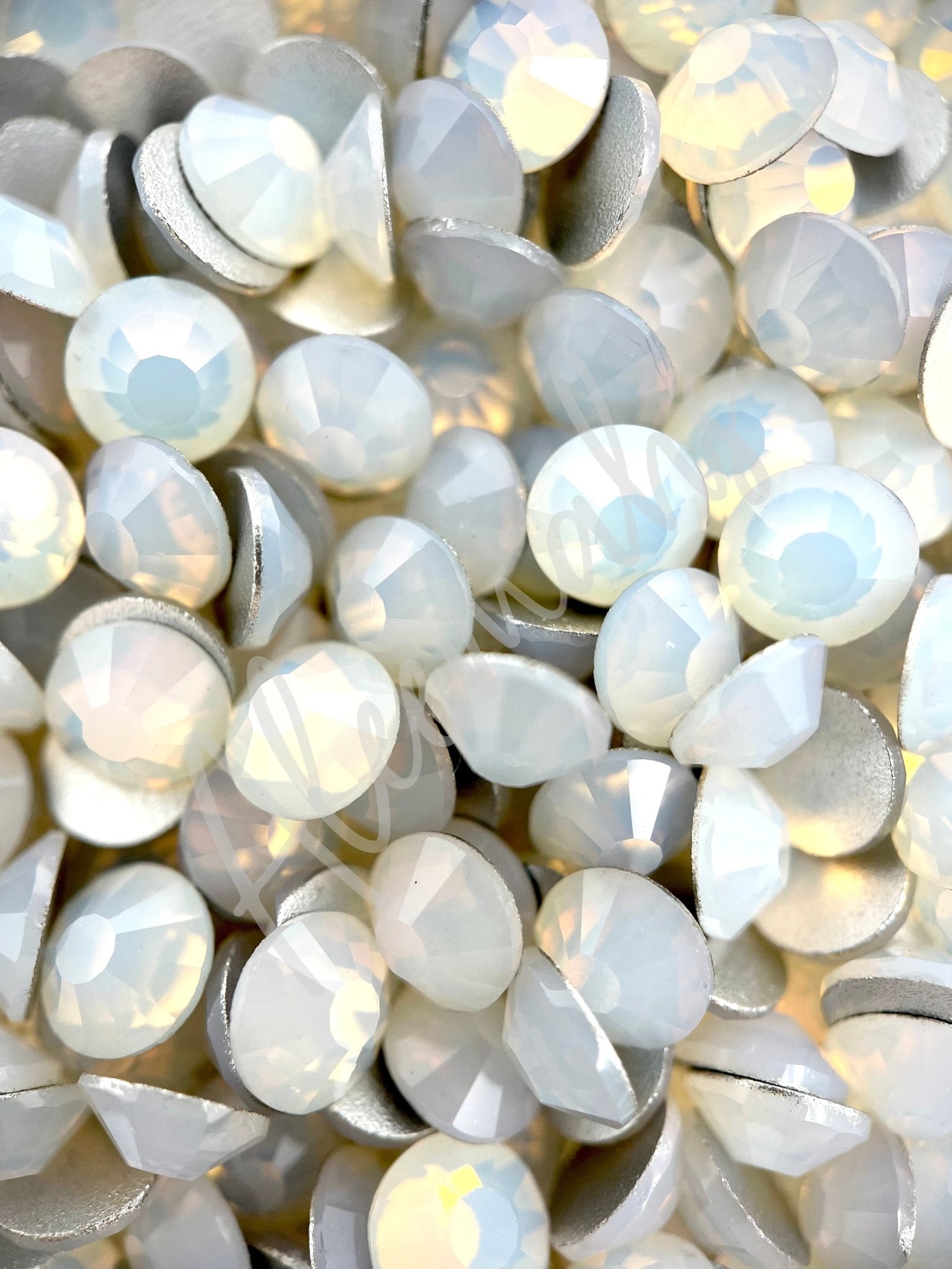 White Opal Flatback - Aleemahs